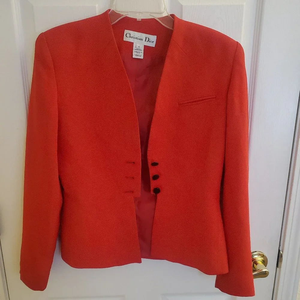 Dior red button